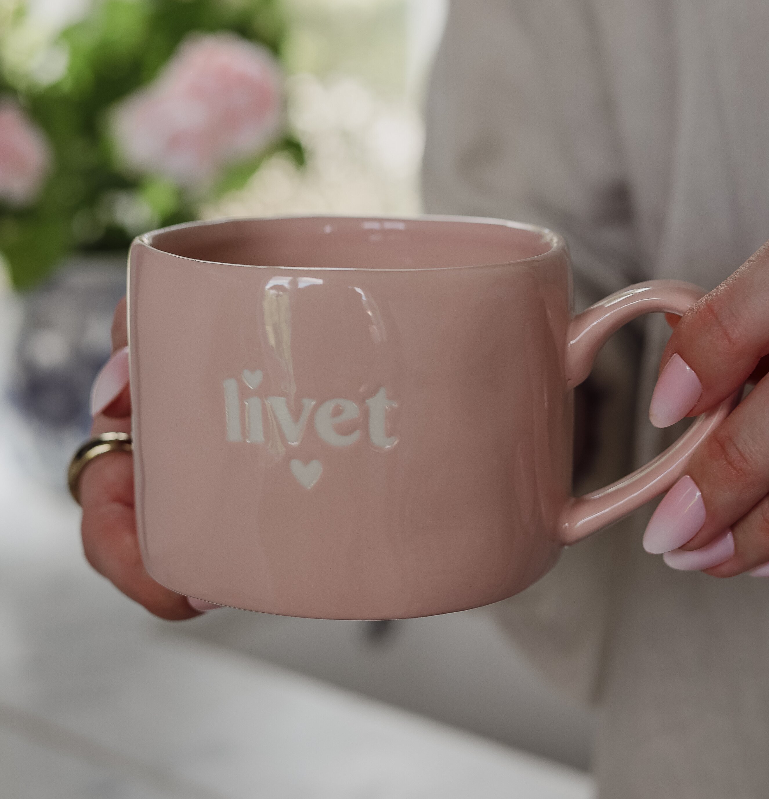 Mugg Livet - Majas Cottage Muggar/koppar i porslin, keramik, papper eller biologiskt material organiskt ekologiskt Termomuggar