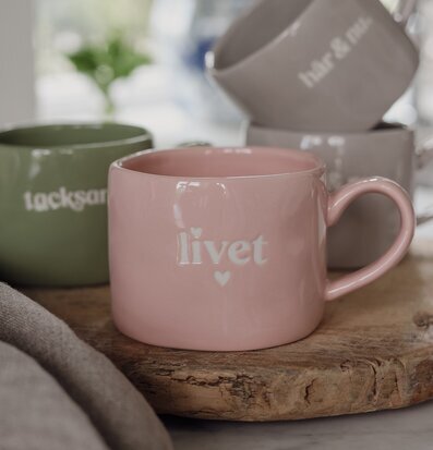 Mugg Livet - Majas Cottage Muggar/koppar i porslin, keramik, papper eller biologiskt material organiskt ekologiskt Termomuggar