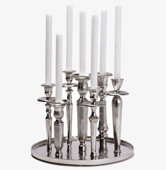 Bild av elegant uppsättning ljusstakar i glänsande metall