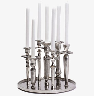 Bild av elegant uppsättning ljusstakar i glänsande metall