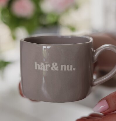Mugg Här & Nu - Majas Cottage Muggar/koppar i porslin, keramik, papper eller biologiskt material organiskt