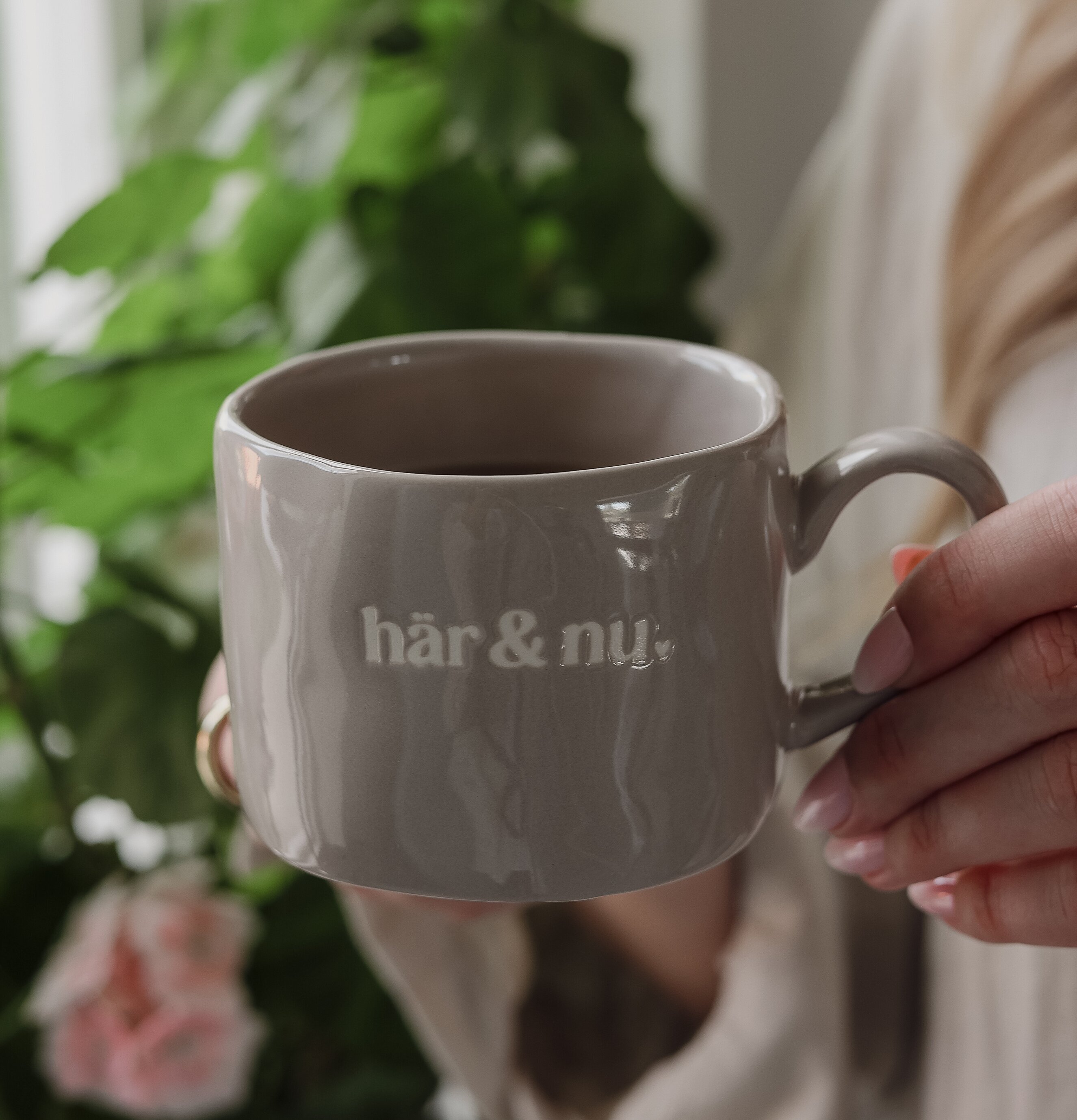 Mugg Här & Nu - Majas Cottage Muggar/koppar i porslin, keramik, papper eller biologiskt material organiskt