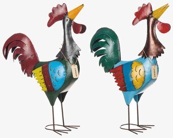 Foto: Två färgstarka tuppar i hamrad plåt vit bakgrund