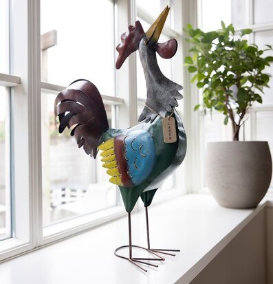 Foto: Hamrad plåttupp på fönsterbräda i dagsljus