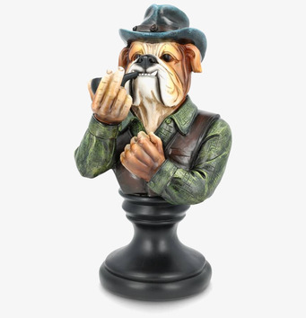 Foto av bulldogg-byst med hatt och pipa på sockel