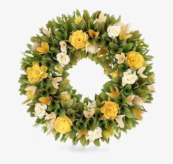 Foto: Grön blomkrans med gula och vita rosor, vit bakgrund