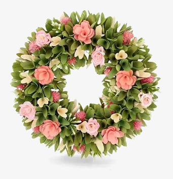 Foto: Rund blomsterkrans med rosa rosor på vitt bakgrund