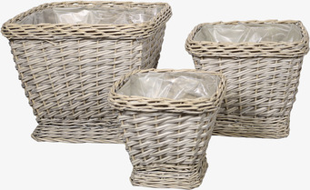 Bild: Tre flätade krukor i naturton med plastinsats