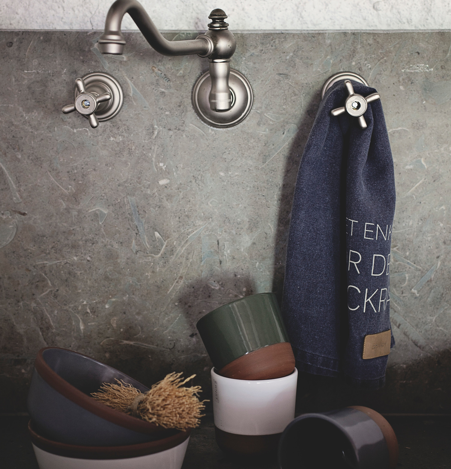 Foto av rustikt kök med stilfulla detaljer och kvalitet