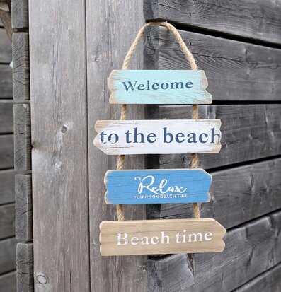Foto: Hängande träskylt Welcome to the beach, pilar