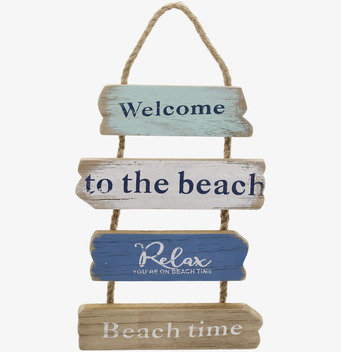 Foto: Hängande träskylt i pilform med strandtext