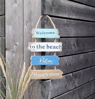 Foto: Träskylt Welcome to the beach på trävägg, repflaska
