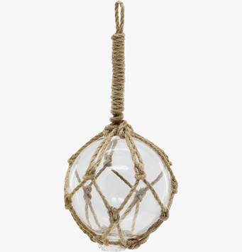 Foto av klar glaskula i repnät med upphängningsögla