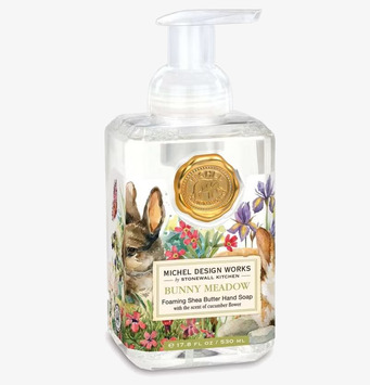 Foto av pumpflaska med skumtvål och kaninmotiv äng