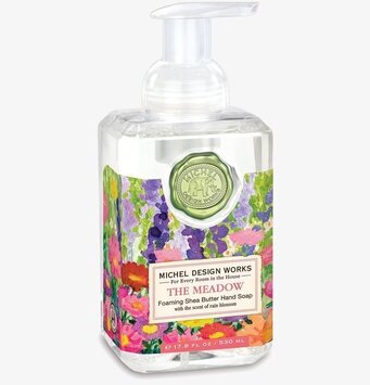 Foto av skumtvål i pumpflaska med blomsteretikett