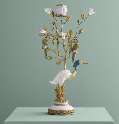 Foto av dekorativ ljusstake med häger och bladverk