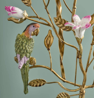 Bild: Guldfärgad ljusstake med fågel och blommor