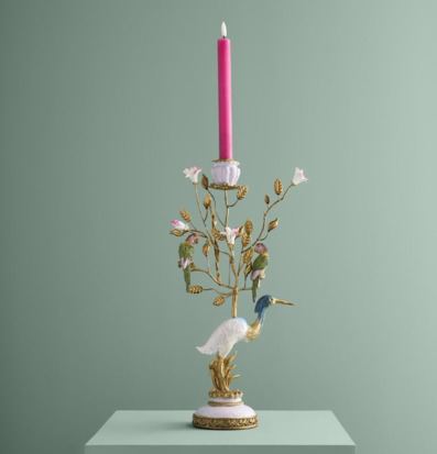 Foto: Ljusstake med häger, blommor och guldtoner