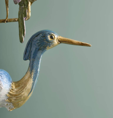 Bild på dekorativ häger i ljusstake, närbild profil