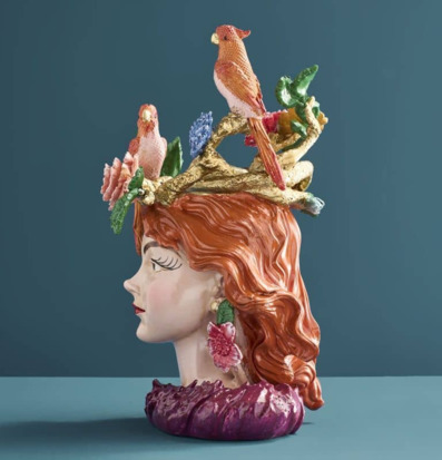 Foto: Dekorativ kruka som kvinnligt huvud i profil