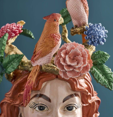 Foto: Ansiktskruka med fågel och blomrelief nära