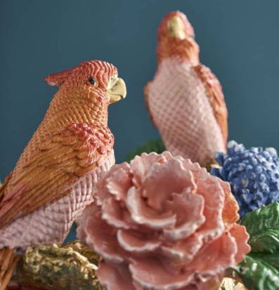 Foto: Dekorativ kruka med fåglar och rosdetalj