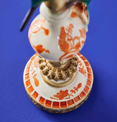 Foto: Ljusstake med blå bakgrund och gulddetaljer