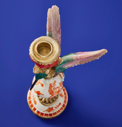 Foto: Ljusstake med kolibri i guld och turkosgrön