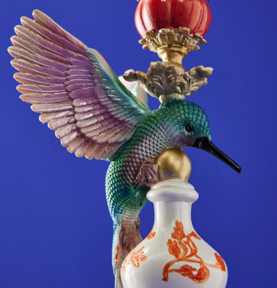 Foto: Ljusstake med kolibri i färgstark reliefblått