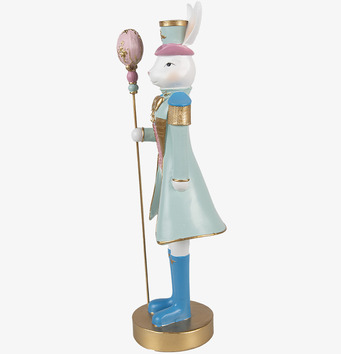 Foto: Kaninfigur i pastell med hög hatt och stav