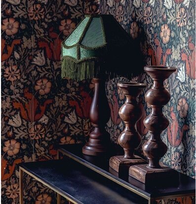 Foto: Bordslampa med grön fransskärm och tapethörn