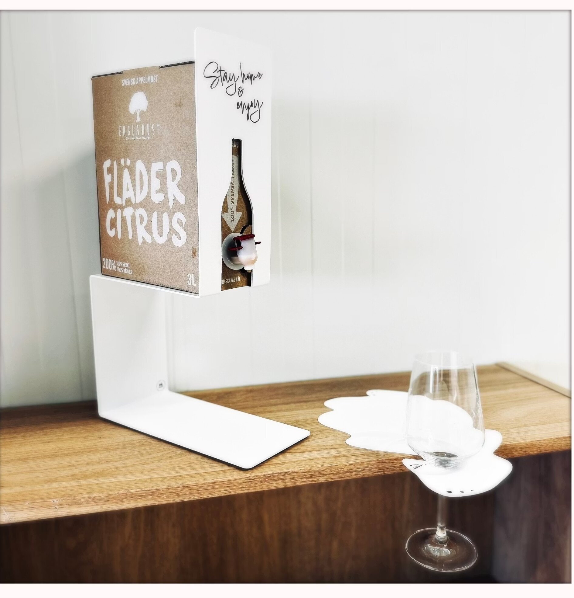 #ÄlskaPlåt Vinställ Bag-In-Box Vit Älskaplåt