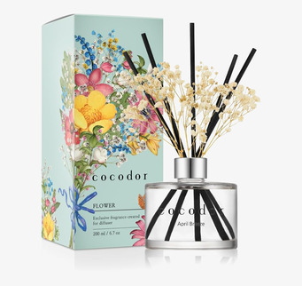 Foto av doftpinnar med blomsterförpackning vit bakgrund