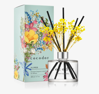 Foto doftpinnar med gul blomma och förpackning vit bakgrund