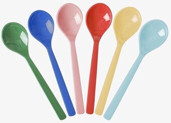 Foto på sex färgglada teskedar i melamin på vit bakgrund