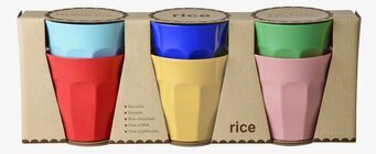 Foto: Staplade färgglada melaminmuggar i kartongförp