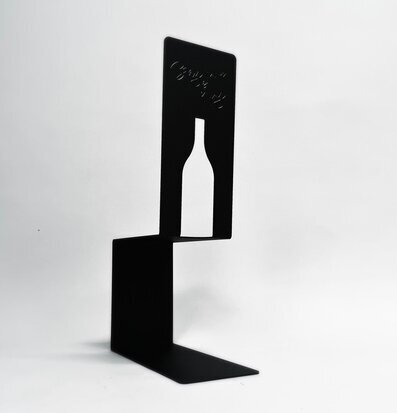 Foto av svart metallställ för vin med flaskutskärning