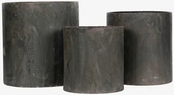 Foto: Tre metallkrukor i mörk patina på vit bakgrund
