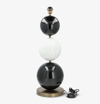 Foto golvlampa med klot i svart/vitt och mässing