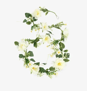 Foto av vit blomsterkrans med gröna blad på vitt bakgrund