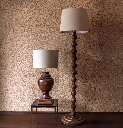Foto: Mörkbrun golvlampa med kulformad fot, tapet