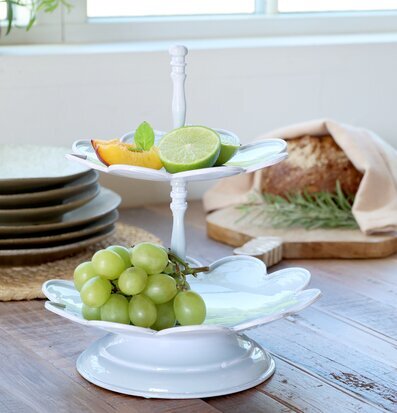 Foto av tvåvånings etagère med frukt i köksljus