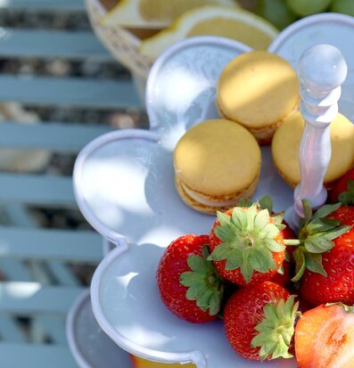 Foto: Blå etagère med macarons, jordgubbar och frukt