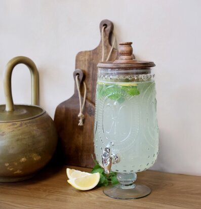 Foto: Glasdryckesbehållare med kran och citroner