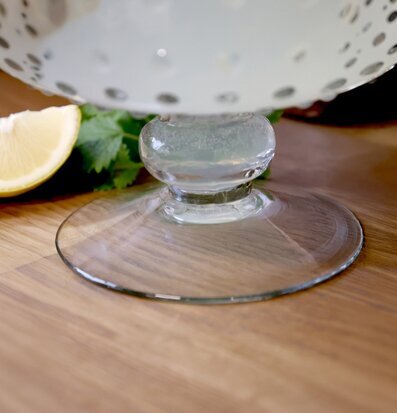 Foto på glasfot till dryckesbehållare med citroner