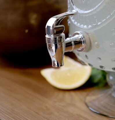 Foto: Serveringskran i metall på glasbehållare