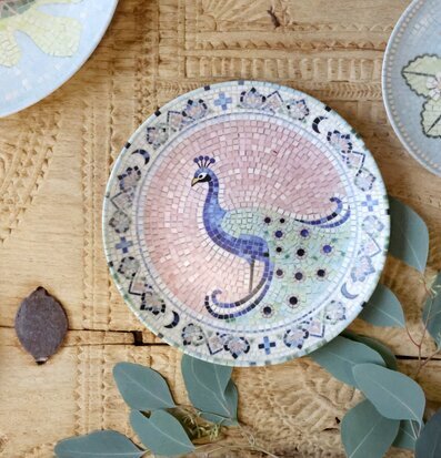 Foto: Mosaiktallrik med påfågel på träbord, 21cm