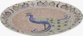 Foto: Mosaiktallrik med påfågelmotiv på vit bakgrund