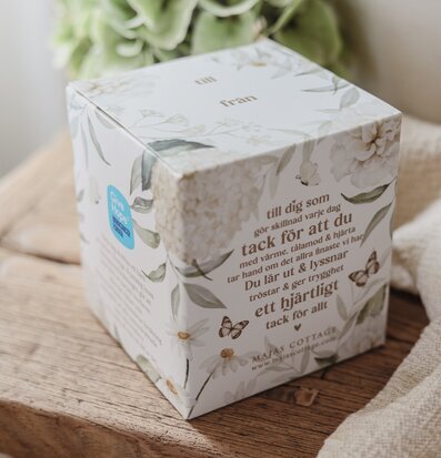 Foto av blommig kartong med tacktext på träbordet