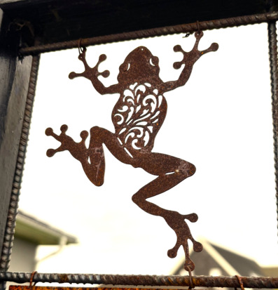 Foto: Rostig grodfigur i metall i armeringsnätet